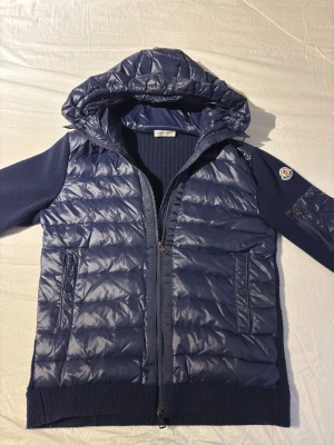 Marinblå cardigan från Moncler - Säljer denna marinblå cardigan då jag inte använder den. Storlek M och priset är inte fastspikat i en sten. Har du några frågor är det bara att kontakta mig :)