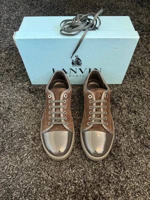 Lanvin skor - Säljer nu ett par sjuka snygga Lanvin! Skicket är väldigt fint. Priset är inte hugget i sten vid snabb affär☺️ Box och extra snören medföljer. Hör gärna av er om ni har fler frågor!