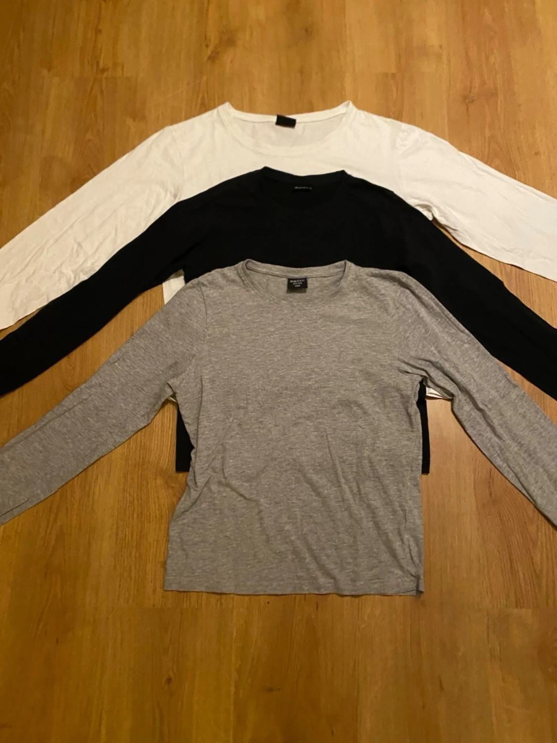 Tre långärmade toppar i basic färger