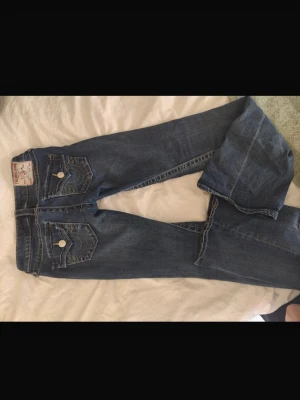 True religion jeans! - Säljer ett par jätte snygga true religion jeans i modellen Joey low rise flare! Storlek: W25. Midjemått: 37cm, innerbenslängd: 78cm, full längd: 98cm!💗