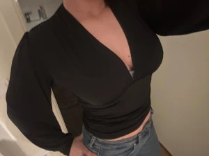 Svart omlott långärmad topp från NLY ONE - Säljer en svart omlott topp från NLY ONE i mjuk polyester. Toppen har lång ärm, v-ringad hals och snygga draperade detaljer framtill som ger en cool och modern look. Perfekt för dig som gillar att sticka ut med din stil.