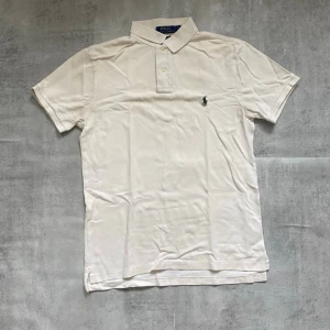 Vit Polo Ralph Lauren pike  - Jag Säljer en fet pike från Polo Ralph Lauren| skicket på tröjan är bra 8/10 | storlek M | ny pris 2000: mitt pris är 349 | skriv vid frågor och funderingar       