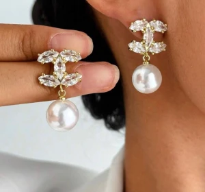 Örhängen pärl - helt nya i förpackning  - Helt nya Örhängen med gnistrande stenar och hängande pärlor. Perfekt till dig eller som present 🎁 