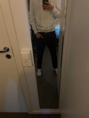 Levi's 512 mörkblå jeans W29 L30 - Mitt pris 500kr kostar nya 1300kr. Använda 3 gånger för att dem blev försmå. Kvitto följer med. Säljer ett par Levi's 512 jeans i mörkblå tvätt med klassisk femficksdesign och gul kontrastsöm. Modellen har slim passform och raka ben, med läderpatch och röd Levi's-tag bak. Perfekt för dig som gillar stilrena och tidlösa jeans.