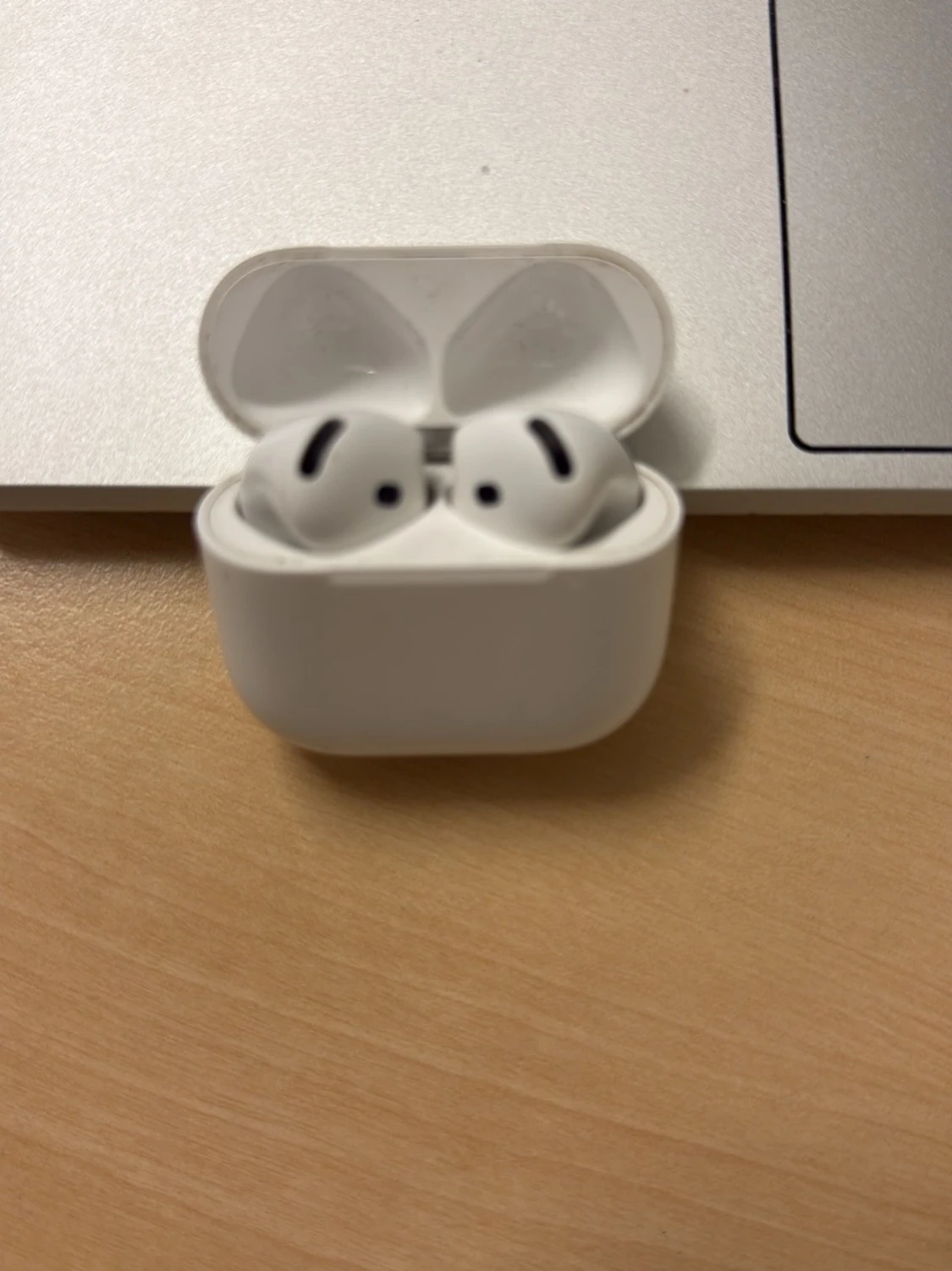 AirPods 4