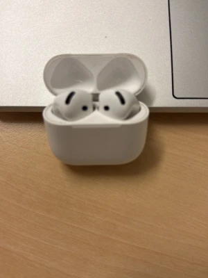 AirPods 4 - Säljer ett par AirPods Pro med laddningsetui. Hörlurarna är trådlösa och har aktiv brusreducering. Skicket är bra med mindre tecken på normalt bruk, inga synliga större skador. Perfekt för musik, samtal och träning.