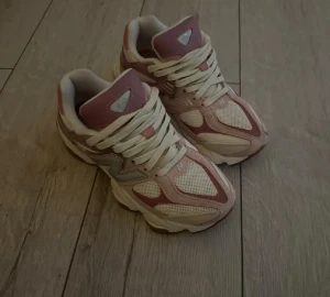 Rosa och vita sneakers från New Balance - Använd 2 gånger 