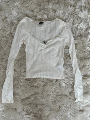 Vit långärmad med svart rosett  - Fin långärmad från Gina tricot💗