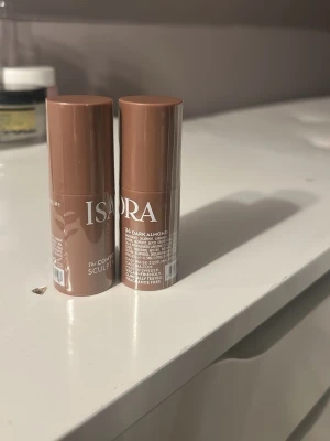 IsaDora Contour Sculpting Stick - Krämig bronzer i stickformat från IsaDora i nyansen 34 Dark Almond. Perfekt för att skulptera och ge ansiktet värme. Enkel att applicera och blanda ut, kommer i en brun plastförpackning med vridfunktion. Passar för dig som vill ha en naturlig solkysst look.