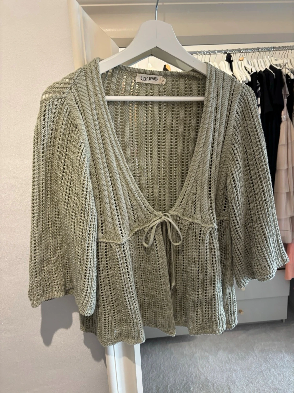 Ljusgrön stickad kofta från Djerf Avenue - 1