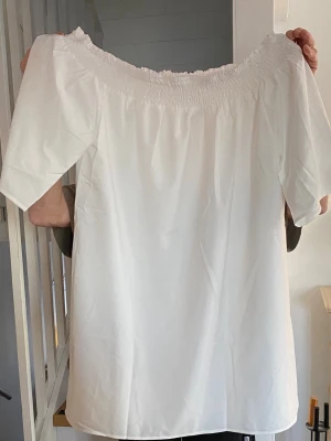 Klänning  - Helt ny. Stl XXXL med stretch upptill. Passar fint till student eller annat tillfälle:) 