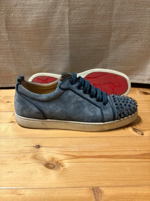 Blåa Louboutin - Tjena, säljer nu ett par sjukt snygga och unika skor från Christian Louboutin. Just denna ljusblåa färg är väldigt unik och svår att hitta. Skorna är i ett bra skick men finns tecken på användning. Alla nitar kvar. Tyvärr finns det ej någon box så det är endast skorna man får med. Om du har några frågor är det bara att skriva!