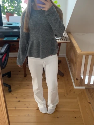 Mörkgrå stickad tröja - Säljer en mysig mörkgrå stickad tröja från H&M Divided! Den är varm och har en fin passform. Jag säljer den eftersom att den börjar bli för liten och har inte kommit till användning, som ny!💓💓