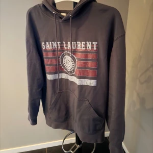 Saint laurent Hoodie - Säljer denna Saint Laurent i 10/10 skick. I storlek M. Pris går att diskuteras vid snabb affär! Skriv vid fler frågor eller funderingar!