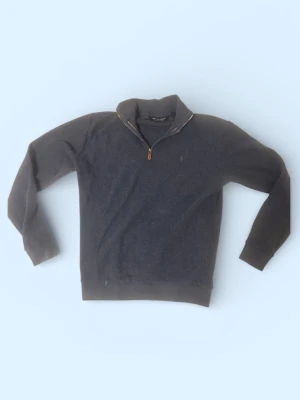 Ralph Lauren halfzip  - Mörkblå stickad tröja från GANT med halv dragkedja och ståkrage. Tröjan har långa ärmar och ribbade muddar vid ärmslut och nederkant. Perfekt för lager på lager och en avslappnad men snygg stil.