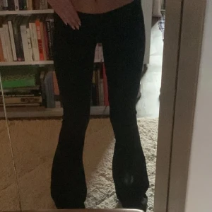 Svarta yoga pants - Säljer ett par svarta yoga pants från gina tricot i storlek xxs, men dom är ganska stretchiga så passar även xs. Endast använda en gång och säljer då dom tyvärr blivit för korta för mig. Pris kan diskuteras🩷