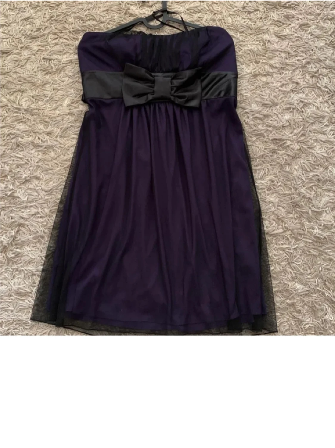 Mörklila axelbandslös klänning med rosett