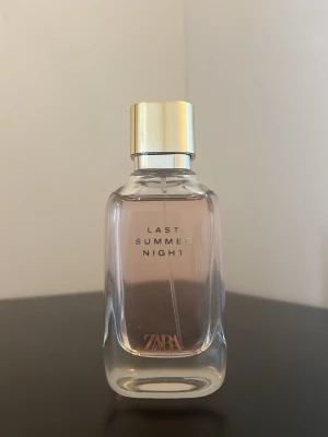 Zara Last Summer Night parfym - Zara Last Summer Night parfym i en elegant, genomskinlig glasflaska med ljusrosa doftvätska och guldfärgat lock. Flaskan har en stilren och modern design med raka linjer och rundade kanter. Perfekt för dig som gillar fräscha och somriga dofter.