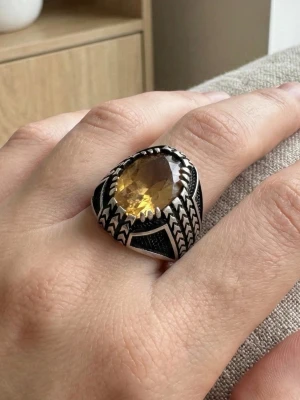 Ring i äkta silver (925) med stor Alexanderit sten - Cool ring i äkta silver (925) med en stor, ovalslipad Alexanderit-sten i mitten. Ringen har detaljerade mönster runt stenen som ger en unik och lite vintage känsla. Perfekt för dig som vill sticka ut med ett statement-smycke.