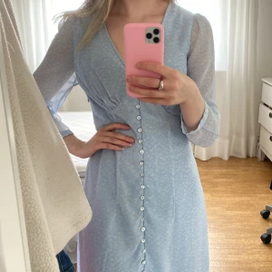 Klänning - Adooreliknande klänning från vero moda. Finns en liten fläck som jag inte märkte förrens idag! Köpt här på Plick och bilderna är inte mina :) 