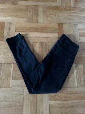 Replay jeans - Säljer ett par svarta slim jeans. Jeansen har klassisk femficksmodell, hög midja och smal passform hela vägen ner. Materialet är stretchigt för extra komfort och de har bälteshällor i midjan. Perfekta för en trendig och enkel look. Funderar du på något så är det bara att skriva🙌