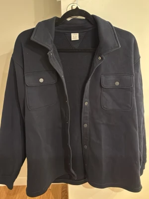 Mörkblå overshirt med tryckknappar - Stilren tunn mörkblå overshirt från Lindex! Storlek  170/s ny skick! 