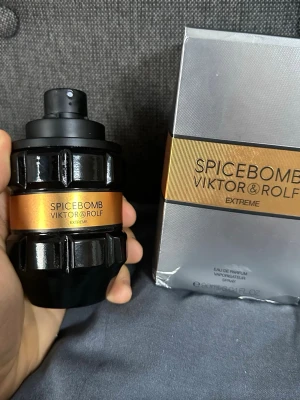 Spicebomb Extreme från Viktor & Rolf - Spicebomb Extreme Eau de Parfum från Viktor & Rolf med en unik, svart och guldig flaska som påminner om en granat. Parfymen har en intensiv och kryddig doft, perfekt för dig som gillar starka och varma toner.