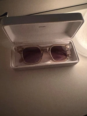 Chimi 04 - Superfina solglasögon från Chimi, 04 i färgen ECRU. Inga defekter och använda max 3 gånger typ. Säljes då de inte kommer till användning. Nypris 1400kr.