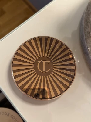 Charlotte Tilbury cream bronzer - fair 1 - Säljer min Charlotte Tilbury cream bronzer i nyansen fair 1. Säljes pågrund av att den inte kommer till användning. Köptes mellan jul och nyår 2025 på Sephora, så rätt så ny. Lätt att använda, blir inte fläckig och håller hela dagen. Nypris: 659 kr. Hör gärna av dig vid frågor❤️