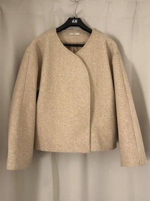 Fin kappa - Super fin kappa. Hundhår kan finnas på plagget. Lite små nopprig här och där men går bort. Passar även S🤍