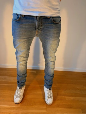 Nudie Jeans - Tja! Säljer dessa feta nudie jeans för endast 499 🔥Strl 29/32 och i mycket gott skick. Vid minsta fundering tveka inte på att höra av er! 🙂🤝