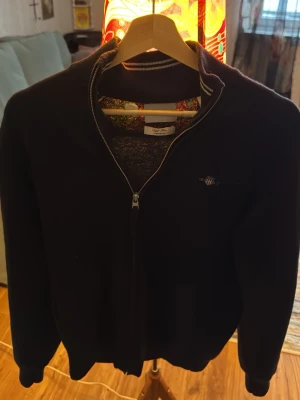 Marinblå fullzip från Gant - Marinblå fullzip från Gant i ull, storlek s.