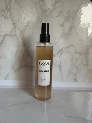I Love Celestial Perfume Body Mist - Fräsch body mist från I Love i doften Celestial. Kommer i en genomskinlig plastflaska med svart spraykork och vit etikett. Innehåller 200 ml och är perfekt för dig som vill ha en lätt och uppfriskande doft att spraya på kroppen.