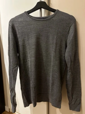 Mörkgrå stickad tröja  - En tunn grå stickad tröja från selected homme. Tröjan är sparsamt använd och är i ett gott skick!