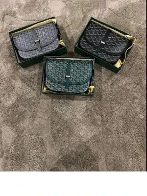 Axelväska med mönster - Snygg axelväska med det klassiska grafiska mönstret. Finns i svart, grått och grönt. Väskan har en elegant rektangulär form, lock med spänne och detaljer i skinn. Perfekt för dig som vill ha en stilren accessoar med lyxig känsla. Kommer med dustbag och paket. Skriv innan köp