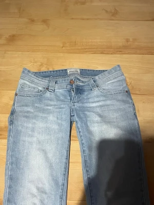 Lågmidjade jeans från abrand  - Lite slitna längst ner se bilder, allt annat är i bra skick! Passar S/M🌸