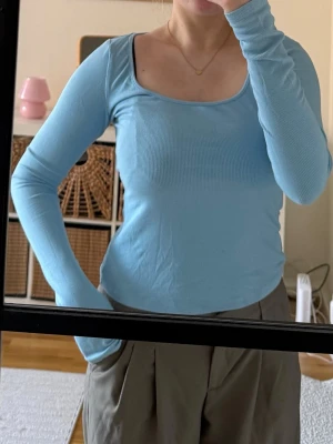 Ljusblå ribbad långärmad topp - Säljer en ljusblå ribbad topp med lång ärm och fyrkantig ringning från Venderby’s💙💙