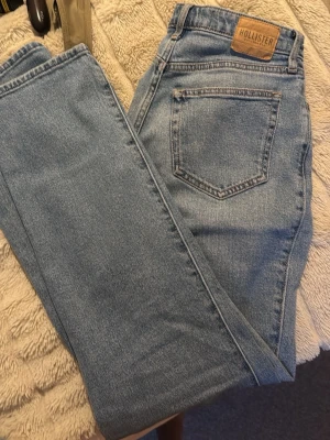 Ljusblå raka jeans från Hollister - Säljer ett par ljusblå jeans från Hollister med klassisk femficksdesign och raka ben.  Lite för korta för mig med en big ass haha.