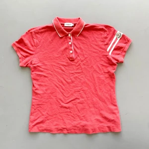 Äkta Moncler Piké  - Riktigt fet moncler piké som passar bra till sommaren. Äkta såklart. Skick 8-9/10 knappt använd. Riktigt gammal skulle tippa typ 2010. Skriv för fler bilder eller vid funderingar 😁🙌