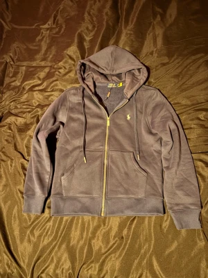 Mörkblå hoodie från Polo Ralph Lauren - Vart för liten på mig, annars den helt ny. Mjuk insida som känns riktigt skön mot huden. 