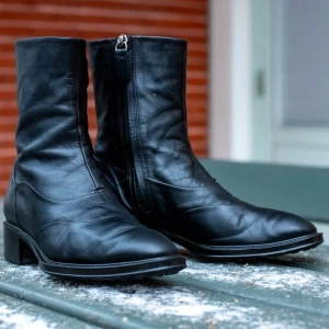 Superfina läderboots med klack - Italienska lyxboots till vardagspriser!  En lite äldre modell men otroligt välkonstruerad, med lagom hög klack och läder på en helt annan nivå än billigare märken. Nypris är runt 10.000kr om man besöker deras egna butiker eller NK.   Inga skador, bara naturligt slitage/rynkor på lädret. Kvalitetsläder på både utsida och insida, så de kommer funka året runt. Sulan är hel men lite nött, går fint att åtgärda hos skomakare. Kan mötas upp i Stockholm.