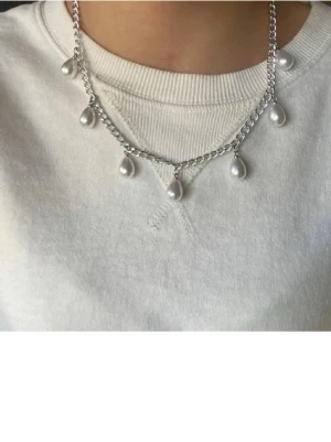 Silverfärgat kedjehalsband - Snyggt halsband i silverfärg med grov kedja. Halsbandet har en klassisk och stilren design som passar till många olika outfits. Perfekt accessoar för att lyfta din look.