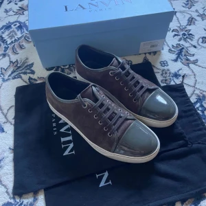 LANVIN - LANVINS | Tillkommer: Box & 2 dustbags & skorna såklart! | Väldigt bra skick, knappt använda! | Storlek: 43 | Färg: Olivegrönt glans och brun mocka | Tveka inte att höra av er vid minsta lilla intresse eller fundering! | Självklart äkta😊