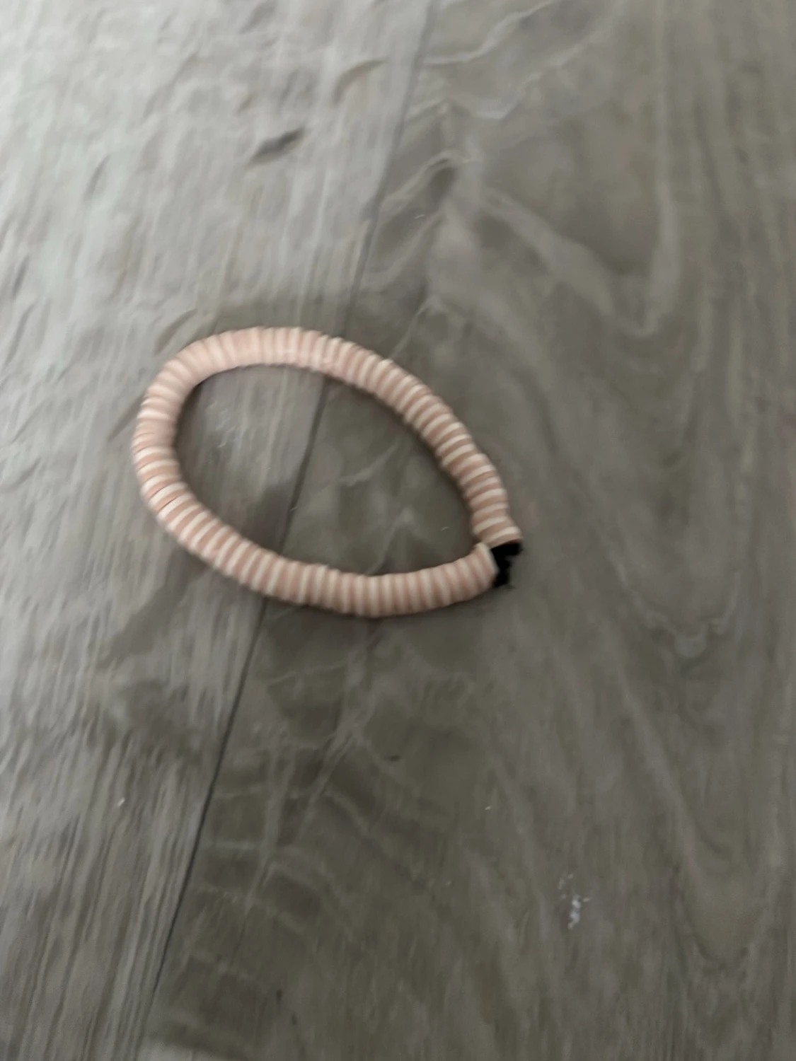 Beige och guldigt pärlarmband