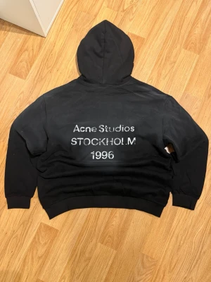  Acne Studios Stockholm Hopdie - Svart hoodie från Acne Studios - 10/10 knappast använd -Storlek M - Nyskick‼️Storlek M - 📐 74cm Lång - Fraktas redan idag 🚚 Snabb leverans ‼️ Priset går att diskuteras vid snabb affär ‼️🤩