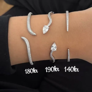 Silverfärgade armband med stenar - …..