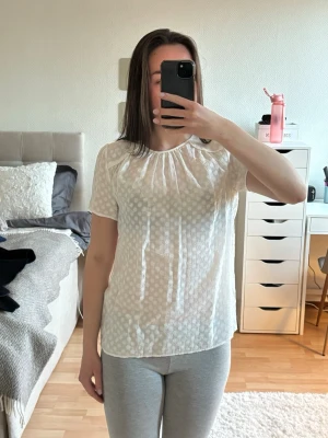 Vit prickig blus från Michael Kors - Säljer en söt vit prickig blus. Tyget är tunt och lite genomskinligt. Det är vintage Michael Kors🙌🏻🙌🏻