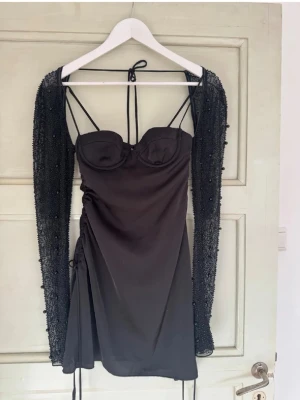 Svart satinklänning med pärlade ärmar - Säljer denna superfina klänning från Oh Polly