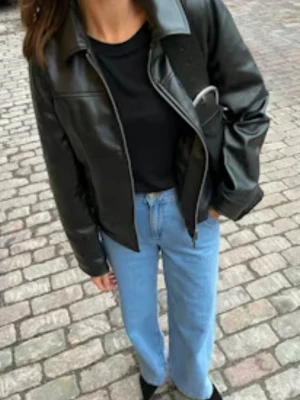 Svart skinnjacka från Bik Bok - Snygg svart skinnjacka från Bik Bok med krage och dragkedja. Den är köpt i våras och helt oanvänd med prislapp på.