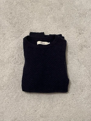 Lacrosse merinoull tröja - Mörkblå stickad tröja från Lacrosse Premium Line. Tröjan har rund halsringning och ett diskret, strukturerat stickmönster. Perfekt för dig som gillar klassisk och enkel stil.